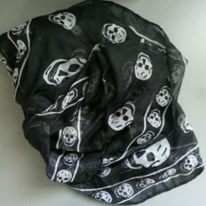 Giant Skull Scarf
