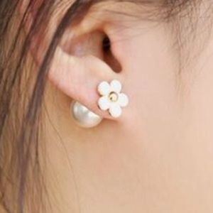 White double daisy pearl earrings main image 0
