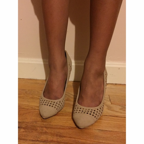 Tan mesh patterned pumps