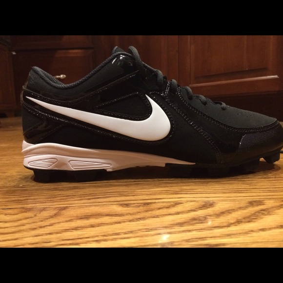 Nike molded cleats (wide foot) MVP Keystone