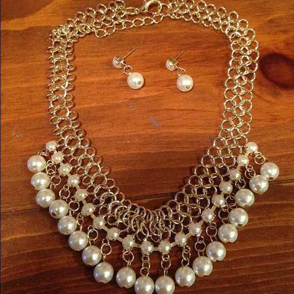 Gold chain with pearls