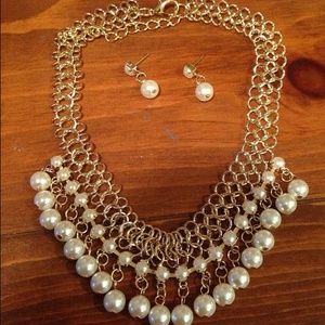 Gold chain with pearls