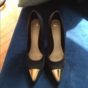 Asks gold tip black pumps