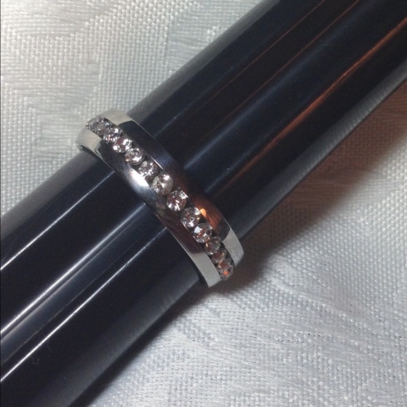 Silver titanium eternity ring w/swavorski crystals