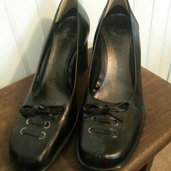 White Mountain cute black heels 2 1/2"