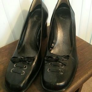 White Mountain cute black heels 2 1/2"