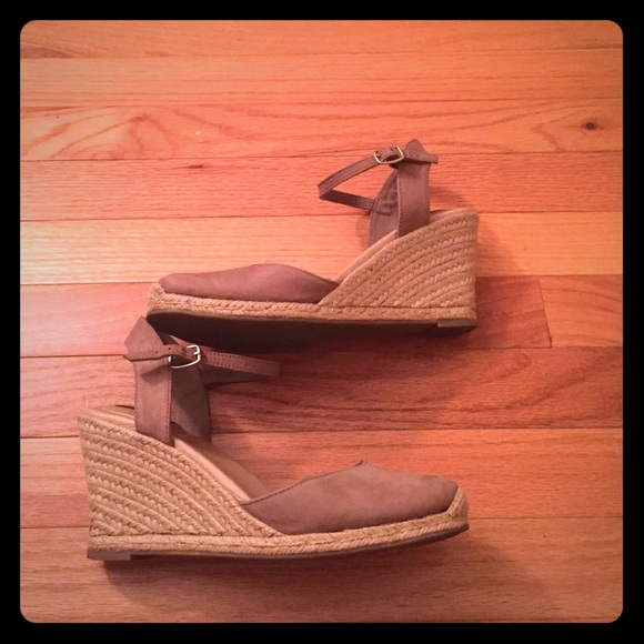 Adam Tucker tan wedge size 8
