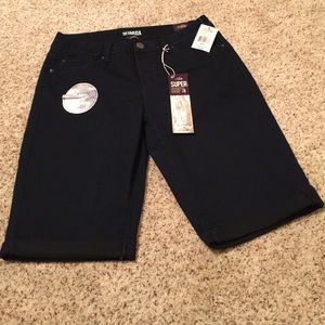 Royalty size 8 knee shorts nwt