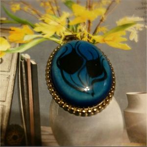 Tulip pendant with filigree detail