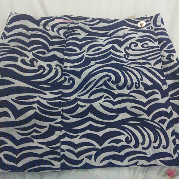 Lilly Pulitzer fully lined skirt with pockets .