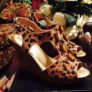 Size 9 1/2Reba wedge shoe