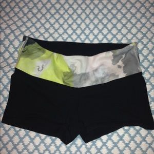 Lululemon Athletica Reversible Camo/Black Spandex