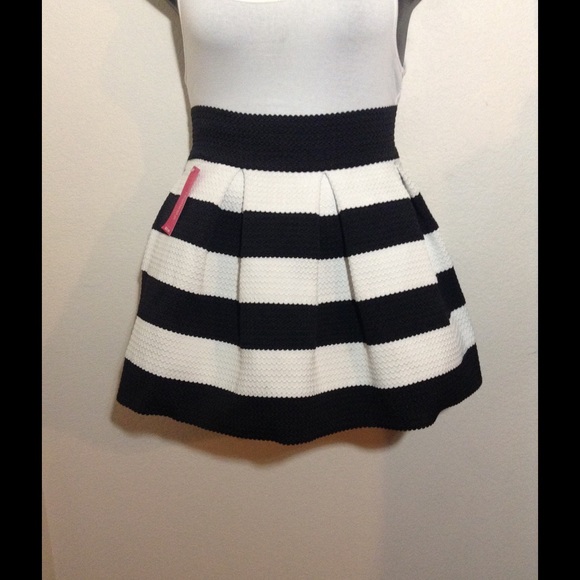 WE DON'T USE WIRE HANGEEEEEERS!!! 👗👗👗 - Picture 2 of 4