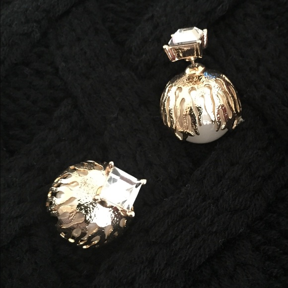 Double sided pearl & yellow gold earrings