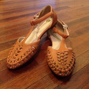 Tan harachi flats/ sandals