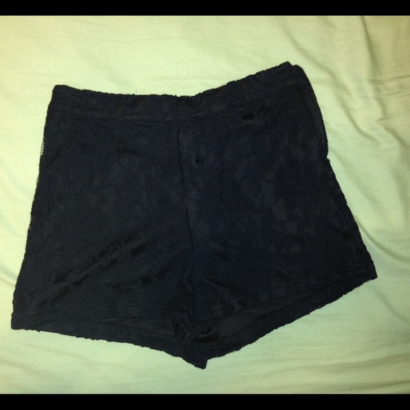 Highwaisted lace shorts - Picture 1 of 2