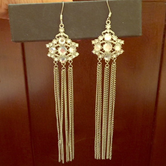 Beautiful dangled earring.