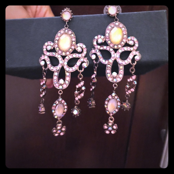 Stunning fashion earring.
