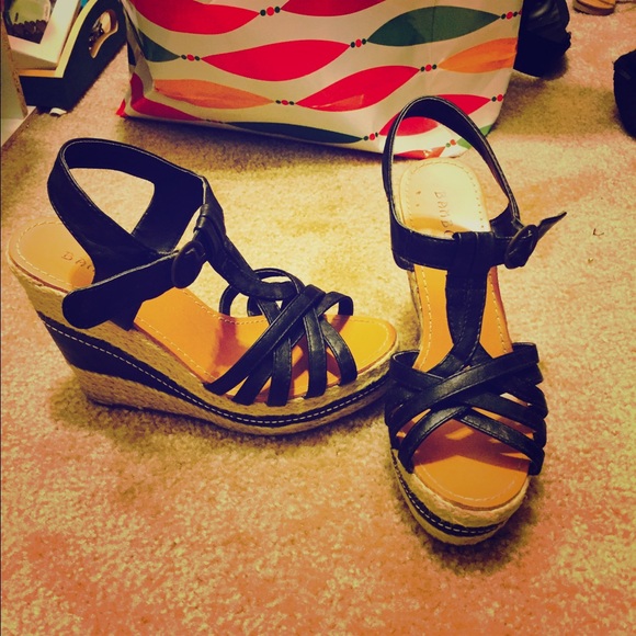 Tan and black wedges ! 😍