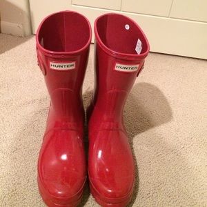 red hunter rain boots!!