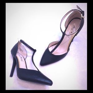 NEW Anne Michelle black pumps. Never been worn