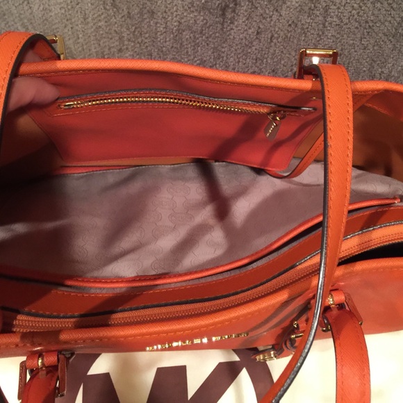 MK BEAUTIFUL TOTE - Picture 4 of 4