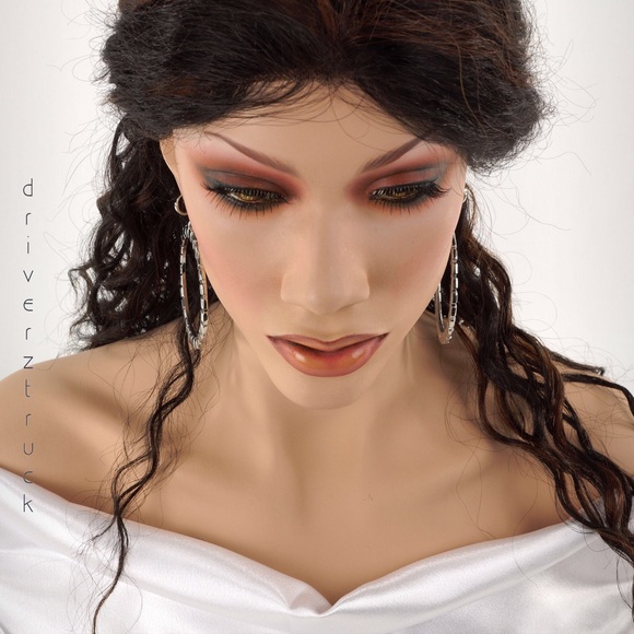 Gorgeous GOLD Jennifer Lopez Hoop Earrings - Picture 4 of 4