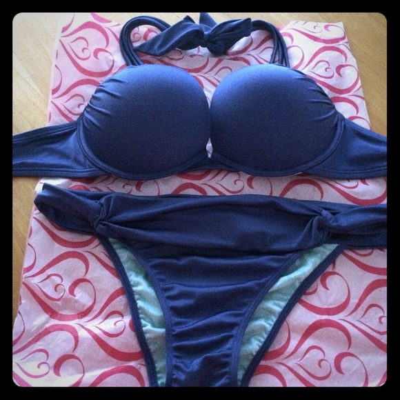 Victoria's Secret bathing suit bombshell