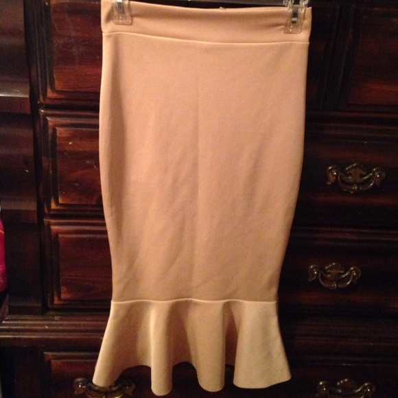 ❗️SOLD❗️Tan Pencil Skirt - Picture 3 of 3