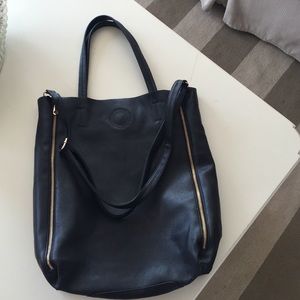 Black bag with expandable zips