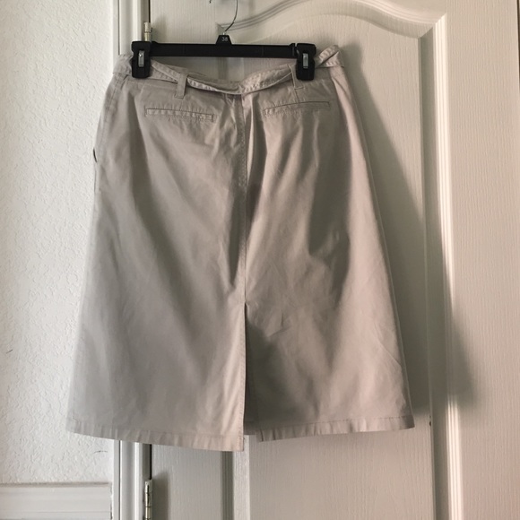 U2, simple yet chic pearl grey skirt - Picture 3 of 3