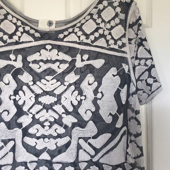 Boutique Tops - ▫️▪️Embroided detail b + w top▪️▫️