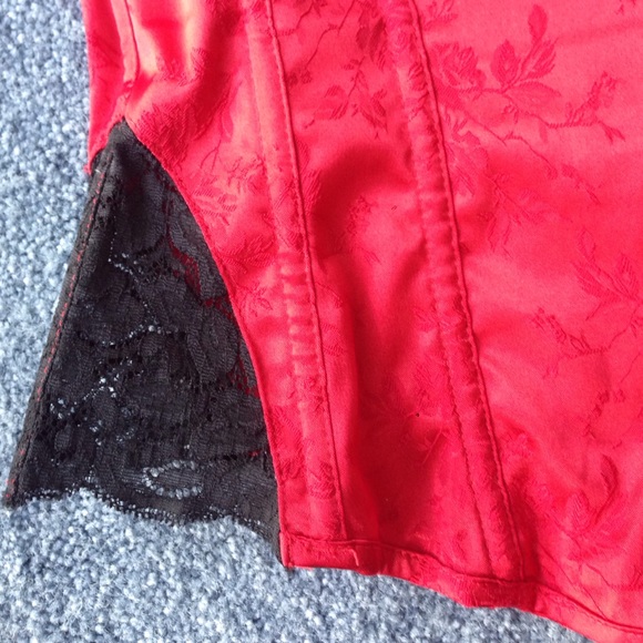 Red and lace corset - Picture 2 of 3