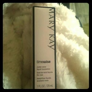 MaryKay Ivory 5 matte wear liquid foundation
