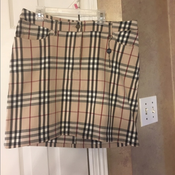 Burberry skirt 32.5 waist.  Length is 19 inches