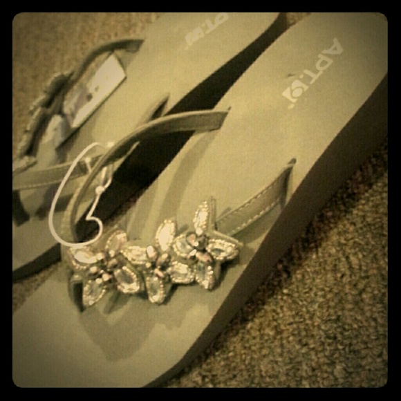 APT 9 NWT Grey detailed wedge sandals
