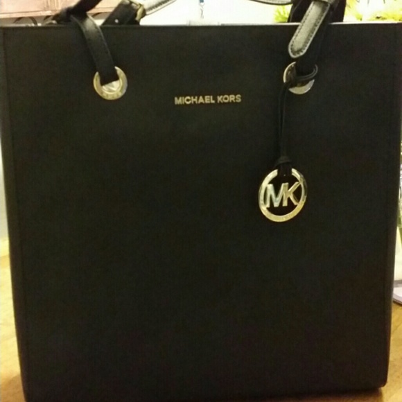 Michael Kors Jet Set Travel Leather Purse in Black - Picture 2 of 4
