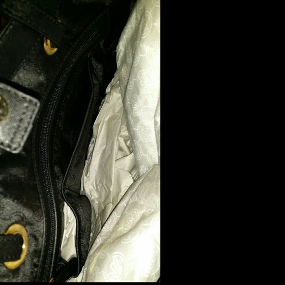 Michael Kors Jet Set Travel Leather Purse in Black - Picture 3 of 4