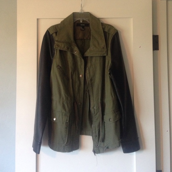 Army jacket with leather sleeves!😍