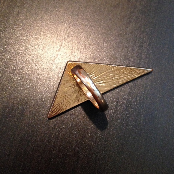 Triangular ring - Picture 2 of 2