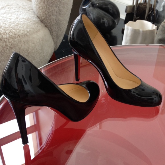 ❌SOLD❌Louboutin Black Patent Heels 👠👠NO TRADES - Picture 2 of 4