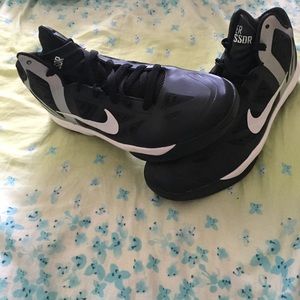 Hyper aggressor girls basketball shoes