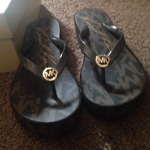 SO CUTE- SIZE 7 - authentic Michael kors 😍