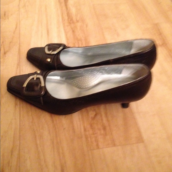 *LAST DAY*. Regal low heel pumps size 6 NWOT