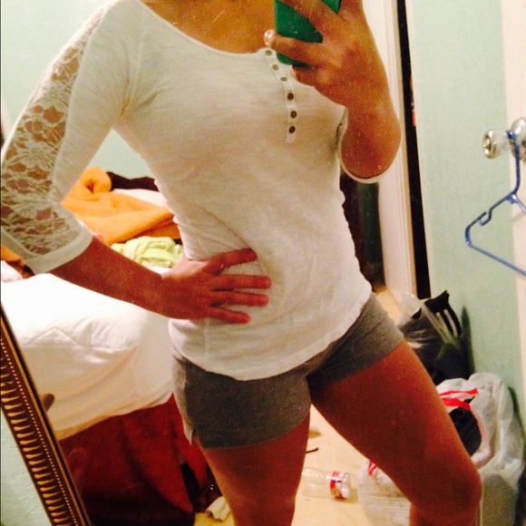 White top - Picture 2 of 2