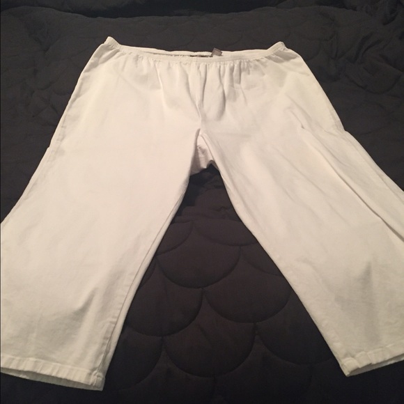Very cute white capri's