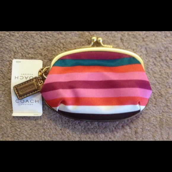 Coach Handbags - 1 HOUR SALE!!!!😍NWT Coach cute coin purse