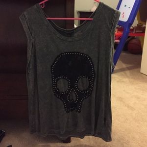 Sleeveless chic skull top.