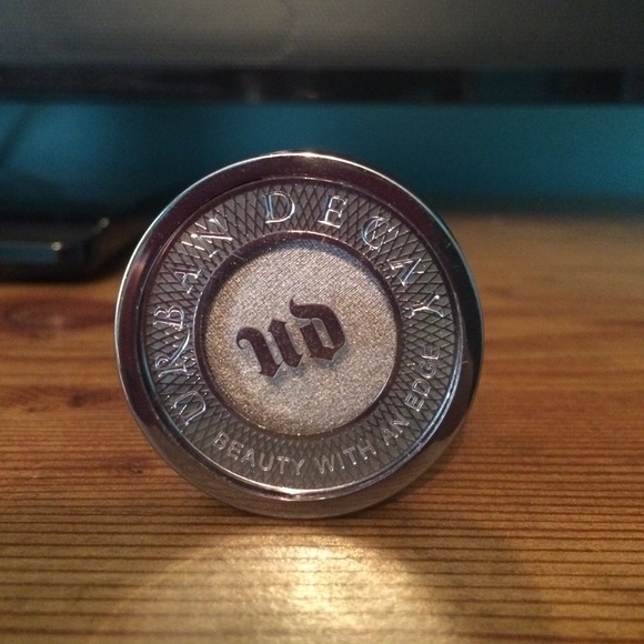 Urban Decay single shadow: MUSHROOM