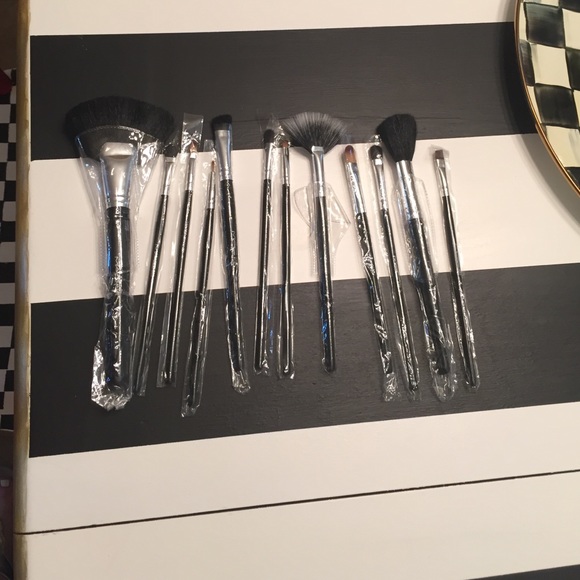 MAC Cosmetics Other - Mac cosmetics brush bundle new